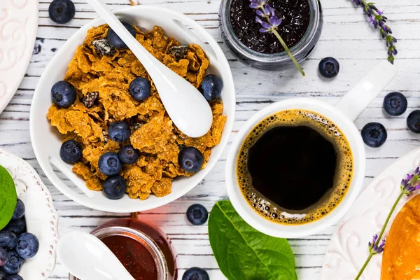 欧陆式早餐 含咖啡 麦片和水果 选择性对焦 — 图库照片