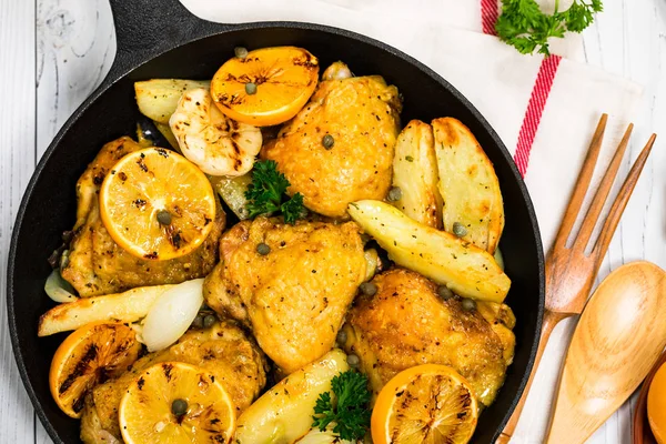 Kyckling Thighs Rostad Med Meyer Lemon Och Potatis Selektiv Inriktning — Stockfoto