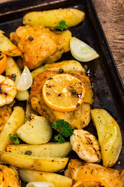 Cosce Pollo Arrosto Con Limone Meyer Patate Focus Selettivo — Foto Stock