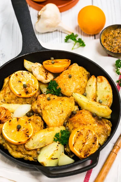 Cosce Pollo Arrosto Con Limone Meyer Patate Focus Selettivo — Foto Stock