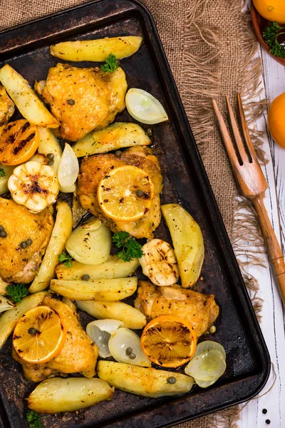 Hähnchenschenkel Gebraten Mit Meyer Zitrone Und Kartoffeln Selektiver Fokus — Stockfoto