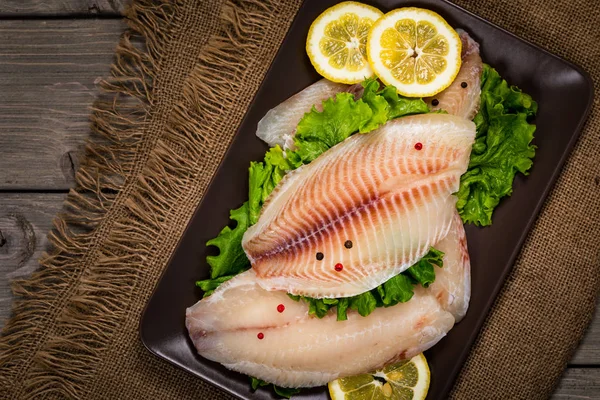 Whitefish Tilapia Fish Filé Cru Fundo Madeira Foco Seletivo — Fotografia de Stock