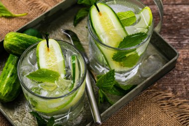 Salatalık detoks su arka plan. Seçici odak.