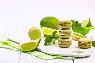 Limon ve nane aromalı yeşil makarna. Seçici odak.