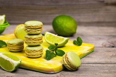 Limon ve nane aromalı yeşil makarna. Seçici odak.