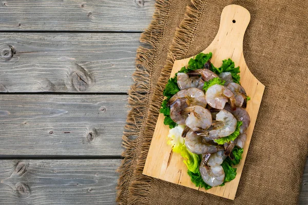 Große Rohe Garnelen Auf Holzgrund Selektiver Fokus — Stockfoto