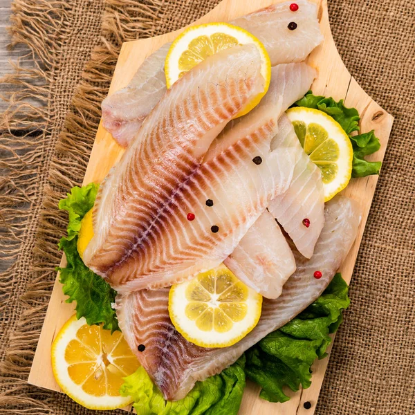 Filete Crudo Pescado Blanco Tilapia Sobre Fondo Madera Enfoque Selectivo —  Fotos de Stock