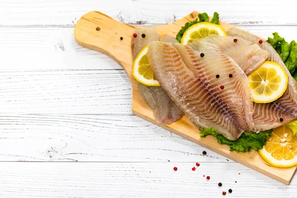 Whitefish Tilapia Fish Raw Fillet Fundo Madeira Branca Foco Seletivo — Fotografia de Stock