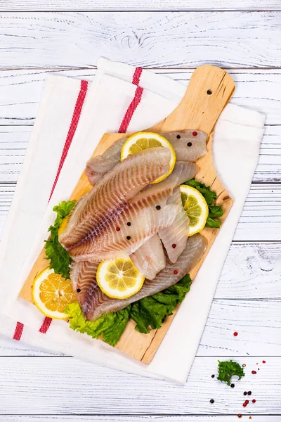 Whitefish Tilapia Fish Raw Fillet Fundo Madeira Branca Foco Seletivo — Fotografia de Stock