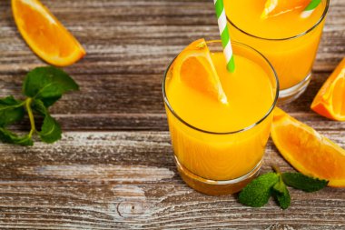 Ahşap zemin üzerine portakal suyu. Seçici odak.