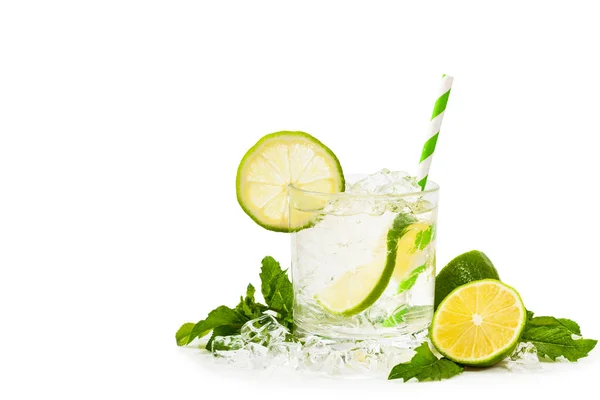 Moscow Mule Cocktail Geïsoleerd Een Witte Achtergrond Een Moscow Mule — Stockfoto