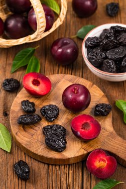 Kurutulmuş Erik Çekirdekli Erik ve Taze Erik. Seçici odaklama.