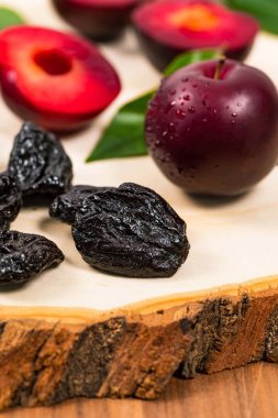 Kurutulmuş Erik Çekirdekli Erik ve Taze Erik. Seçici odaklama.