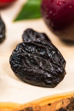 Kurutulmuş Erik Çekirdekli Erik ve Taze Erik. Seçici odaklama.