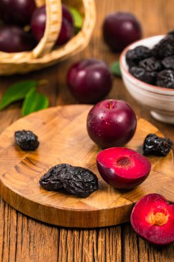 Kurutulmuş Erik Çekirdekli Erik ve Taze Erik. Seçici odaklama.