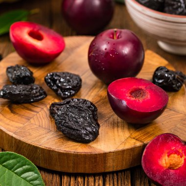 Kurutulmuş Erik Çekirdekli Erik ve Taze Erik. Seçici odaklama.