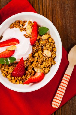 Çilekli Granola Yoğurt Kahvaltısı. Seçici odaklama.