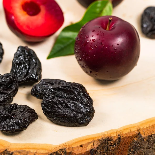 Dried Plums Pitted Prunes Fresh Plums Selective Focus — Stock Photo, Image