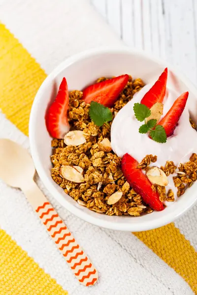 Strawberry Granola Yogurt Breakfast Focus Selettivo — Foto Stock