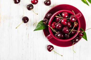 Beyaz Ahşap Arka Plan üzerine Kiraz. Seçici odaklama.