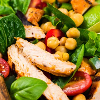 Mediterranean tavuk salata nohut veya nohut ile ızgara. Seçici odak.