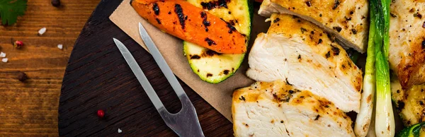 Grilled Chicken Breasts Grilled Vegetables Zucchini Carrot Selective Focus — Stock Photo, Image