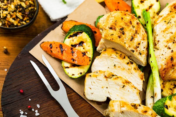 Grilled Chicken Breasts Grilled Vegetables Zucchini Carrot Selective Focus — Stock Photo, Image