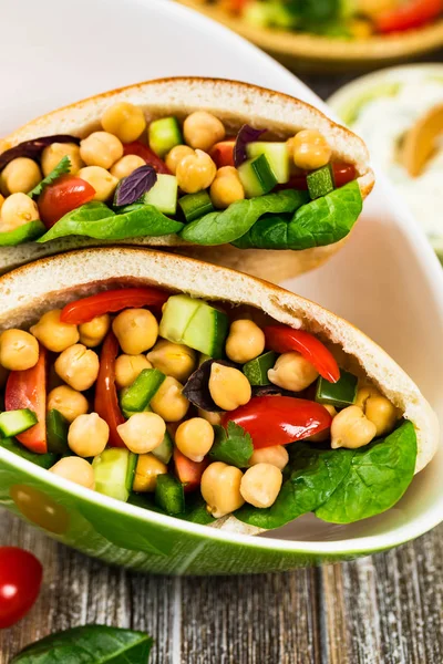 Veggie Pitas Med Garbanzo Bean Eller Chickpea Salad Selektiv Inriktning — Stockfoto