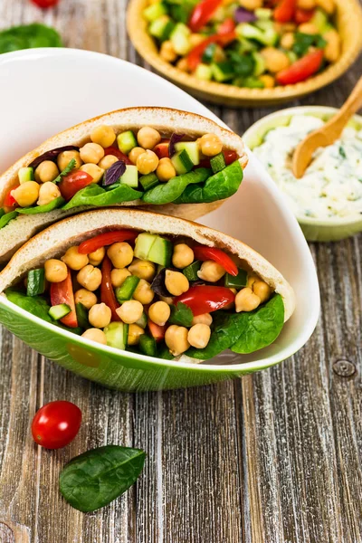 Veggie Pitas Com Garbanzo Bean Salada Grão Bico Foco Seletivo — Fotografia de Stock