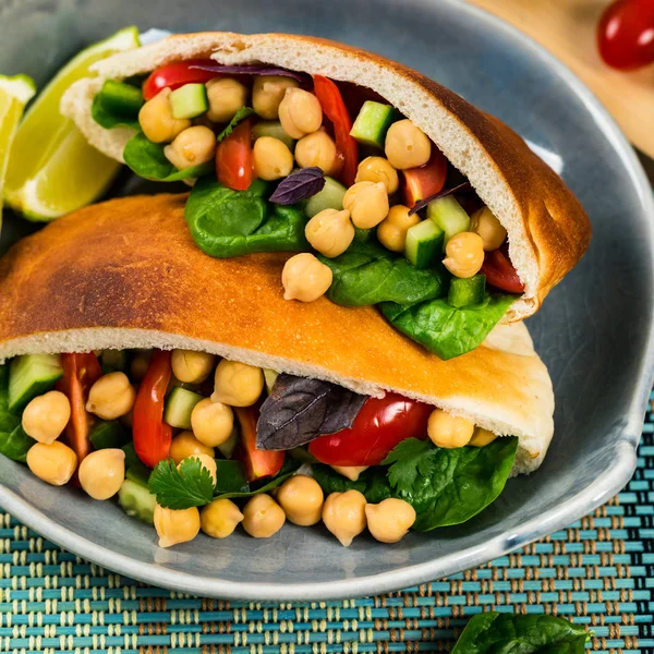 Veggie Pitas Com Garbanzo Bean Salada Grão Bico Foco Seletivo — Fotografia de Stock