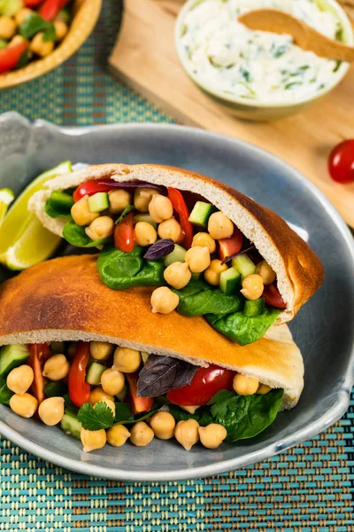 Veggie Pitas Con Insalata Fagioli Ceci Garbanzo Focus Selettivo — Foto Stock