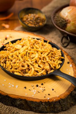 Sarımsak ve biber ile Crispy Fried soğan dizeleri. Seçici odak.