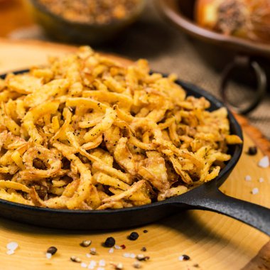 Sarımsak ve biber ile Crispy Fried soğan dizeleri. Seçici odak.