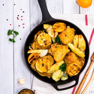 Kavrulmuş tavuk patates ve Meyer limon ile. Seçici odak.