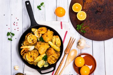 Kavrulmuş tavuk patates ve Meyer limon ile. Seçici odak.