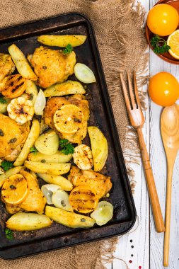 Kavrulmuş tavuk patates ve Meyer limon ile. Seçici odak.