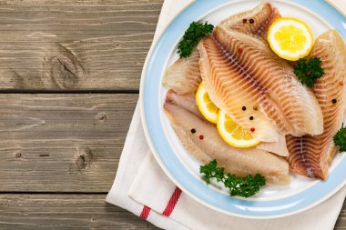 Whitefish Tilapia balık RAW taze radyus ahşap arka planda pişirmek için hazır. Seçici odak.