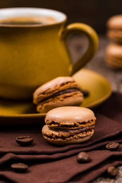 ミルク ダーク チョコレートとコーヒー充填チョコレート フランス マカロン 選択と集中 — ストック写真