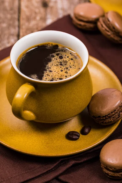 Schokolade Französisches Macaron Mit Dunkler Schokolade Und Kaffeefüllung Selektiver Fokus — Stockfoto