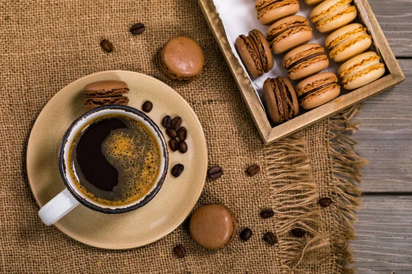 Schokolade Französisches Macaron Mit Dunkler Schokolade Und Kaffeefüllung Selektiver Fokus — Stockfoto