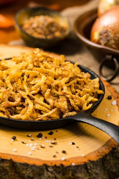 Crispy Fried Onion Strings Con Aglio Pepe Focus Selettivo — Foto Stock