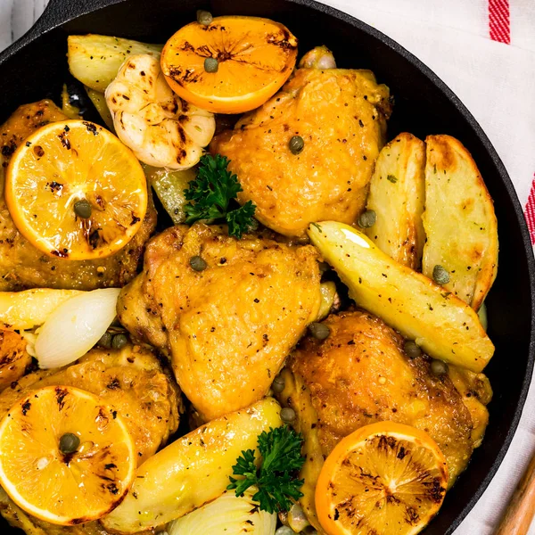 Gebratenes Hühnchen Mit Kartoffeln Und Meyers Zitrone Selektiver Fokus — Stockfoto