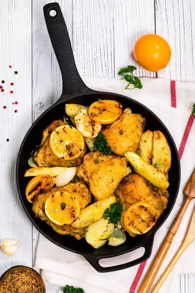 Gebratenes Hühnchen Mit Kartoffeln Und Meyers Zitrone Selektiver Fokus — Stockfoto
