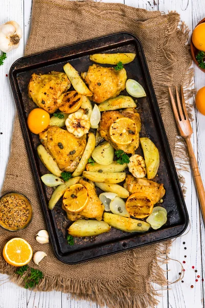 Gebratenes Hühnchen Mit Kartoffeln Und Meyers Zitrone Selektiver Fokus — Stockfoto