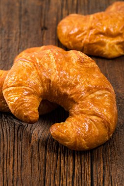 Kruvasan kahvaltı için. Seçici odak.