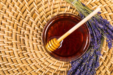 Lavanta çiçekli lavantalı bal. Seçici odak.