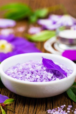 Mor Lila ve akasma tuz Spa ve aromaterapi için. Seçici odak.