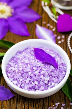 Mor Lila ve akasma tuz Spa ve aromaterapi için. Seçici odak.