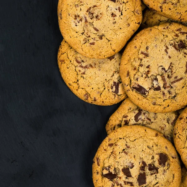 Chocolate Chip Cookies Zwarte Achtergrond Selectieve Aandacht — Stockfoto