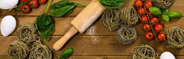 Nidi Spinaci Pasta Basilico Sfondo Legno Focus Selettivo — Foto Stock